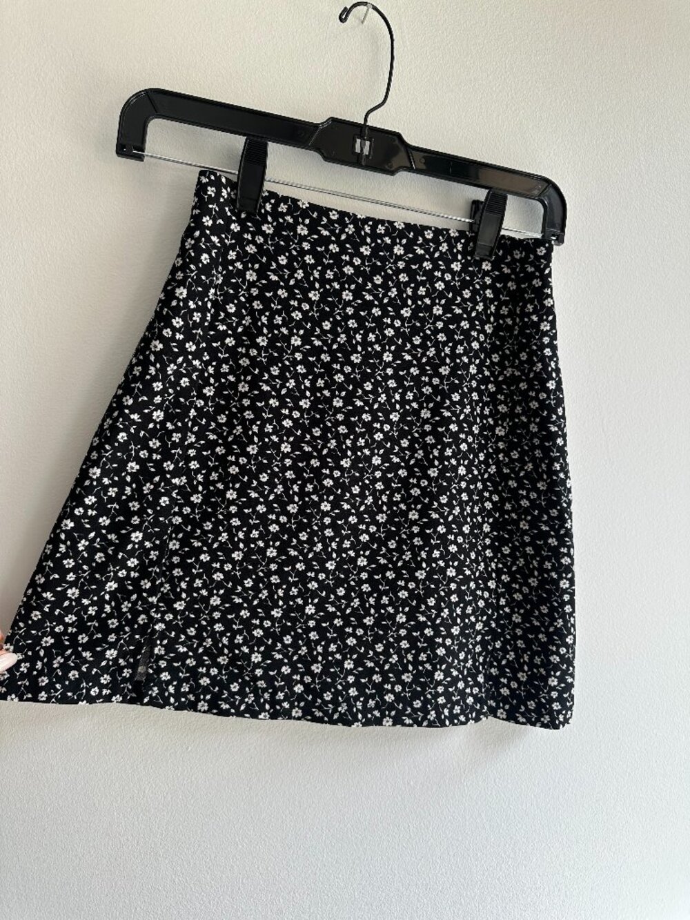 Brandy Melville Black Ditsy Floral Mini Skirt One Size